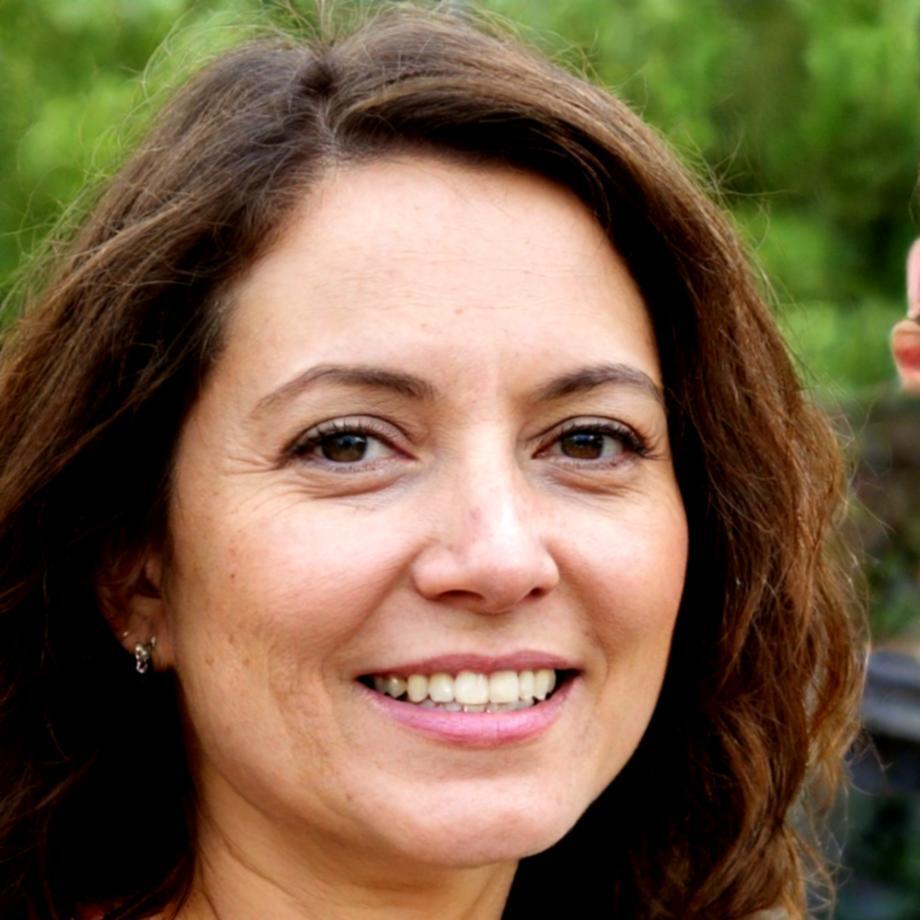 Інструктор пояснює техніку роботи з обладнанням